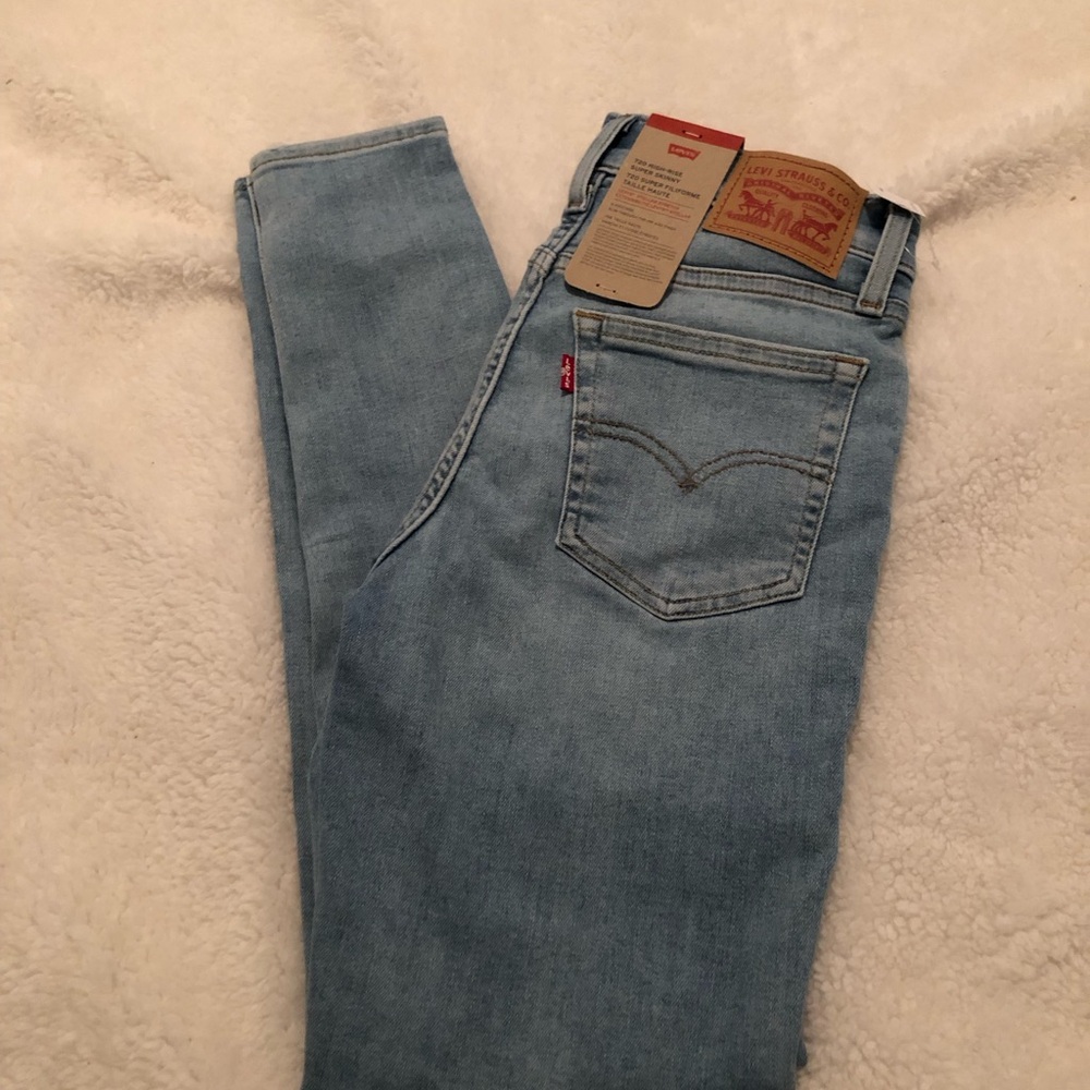 NWT- Levi's Classic Blue High-Rise Jeans